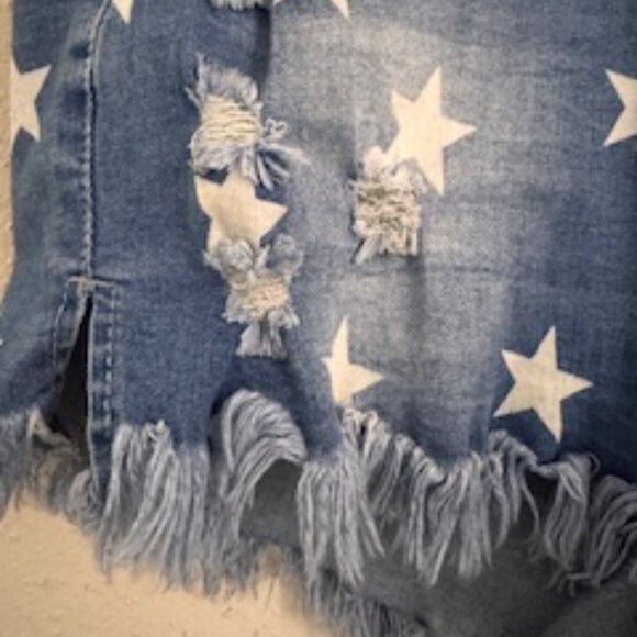 Short de Mezclilla con Estampado de Estrellas y Flecos (Star Print Denim shorts) - Picture 2 of 10